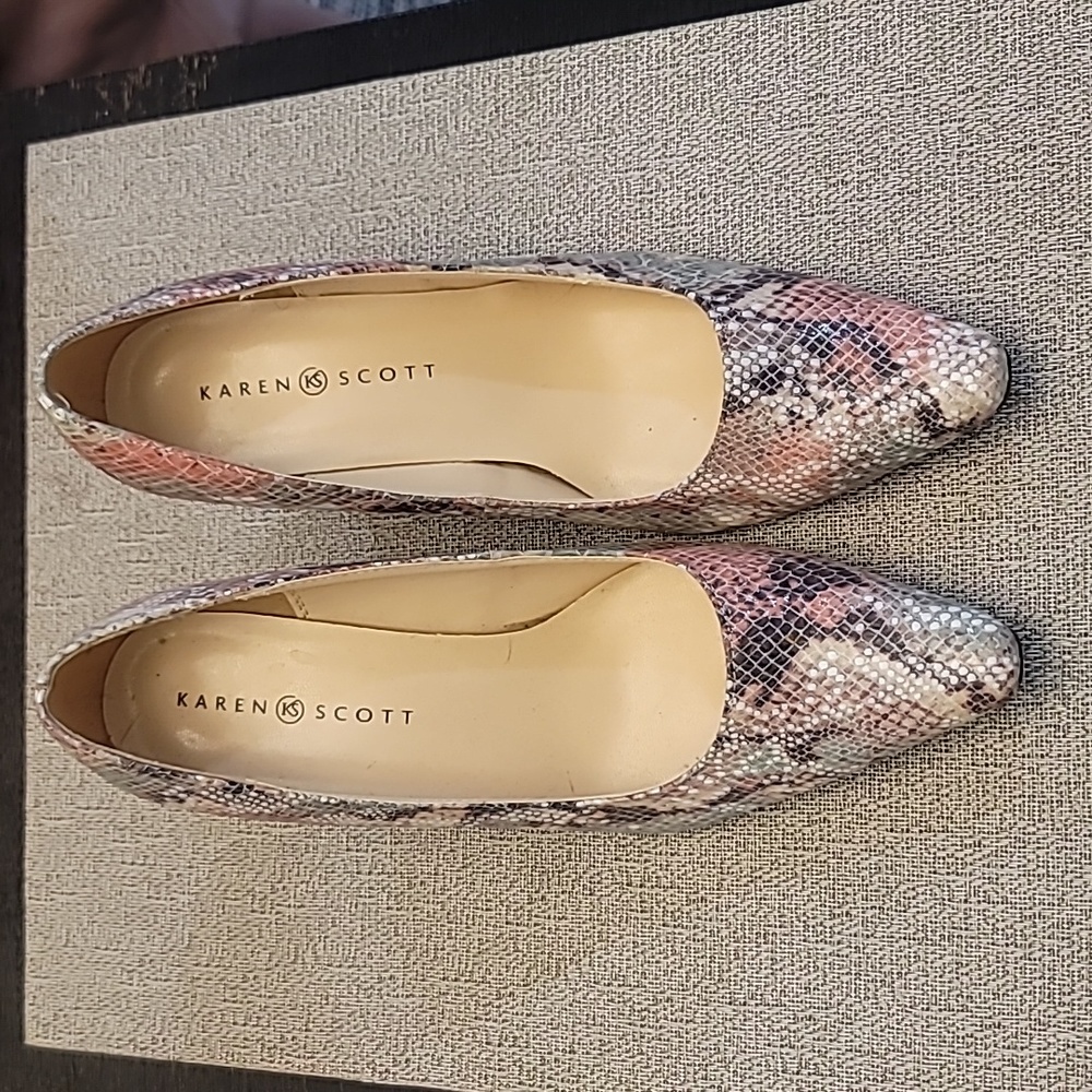 Karen Scott Pumps